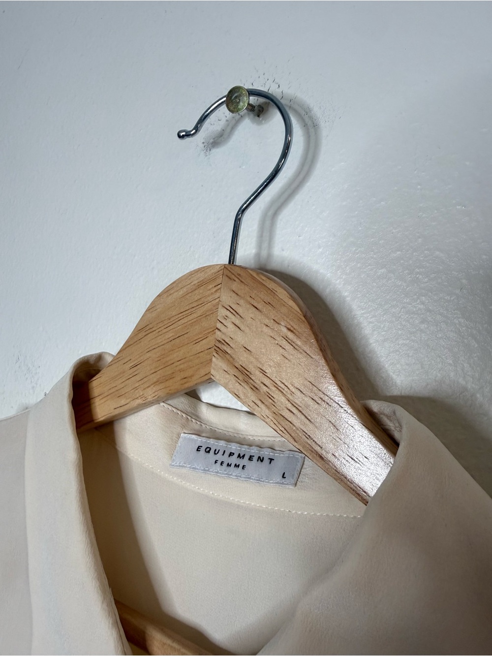 Equipment Femme Silk Cold Shoulder Cut Out Collared Blouse in off white large - Picture 4 of 7